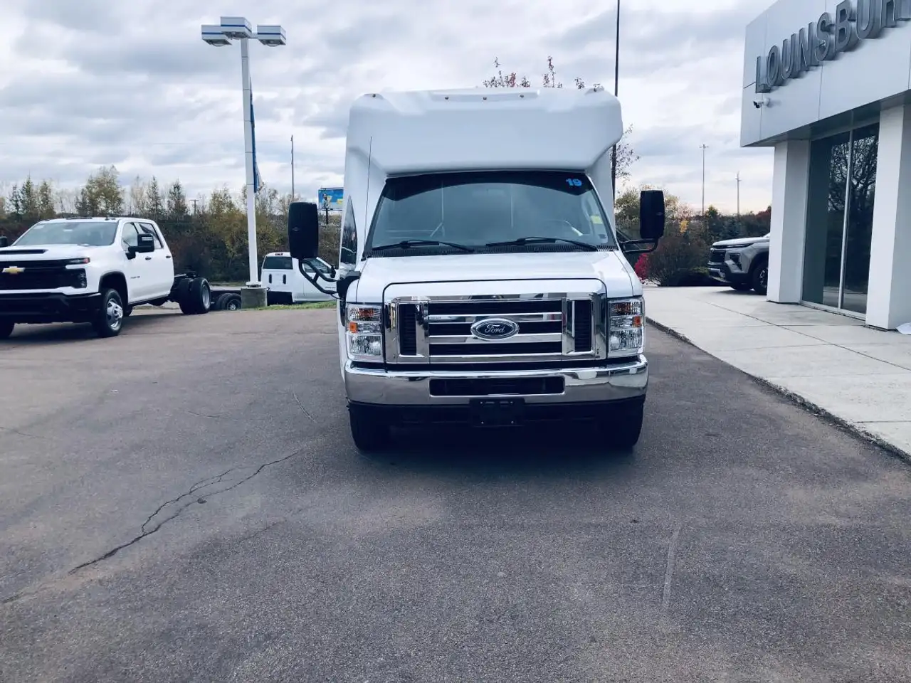 Ford E-450 снимка Ford E-450