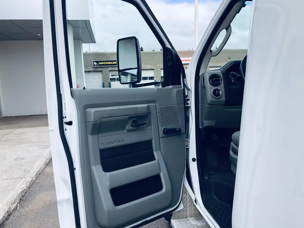 Ford E-450 снимка Ford E-450