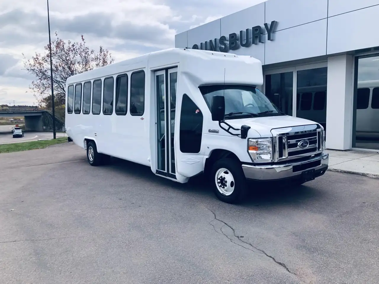Ford E-450 снимка Ford E-450