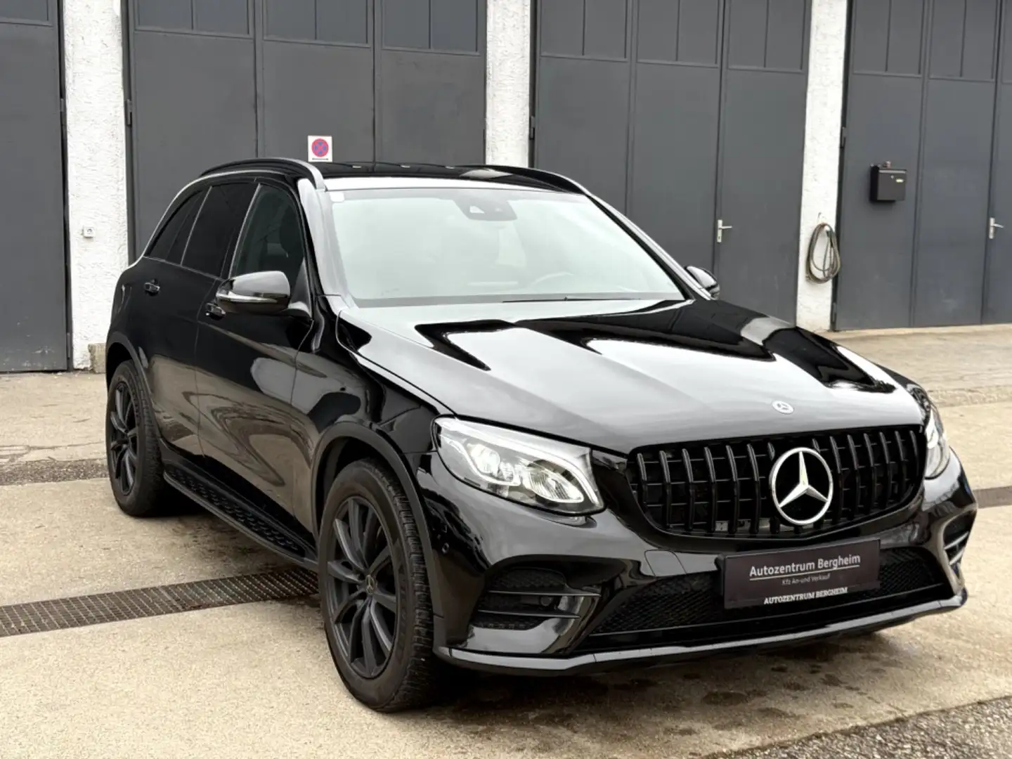 Mercedes-Benz GLC 250 d AMG Line 4Matic Schwarz - 1