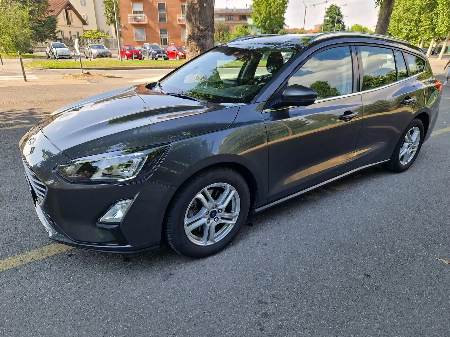 Ford Focus SW 1.5 ecoblue 120CV  Business Co-pilot Gris - 1