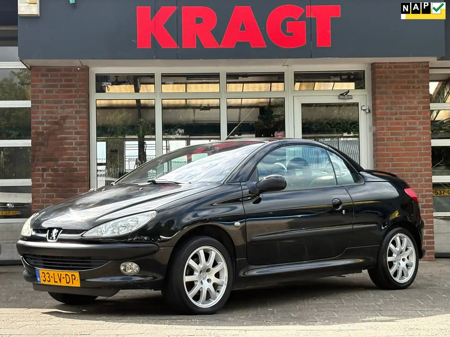 Peugeot 206 CC 1.6-16V 109 pk - cabrio - airco - APK 08-2027! Zwart - 1