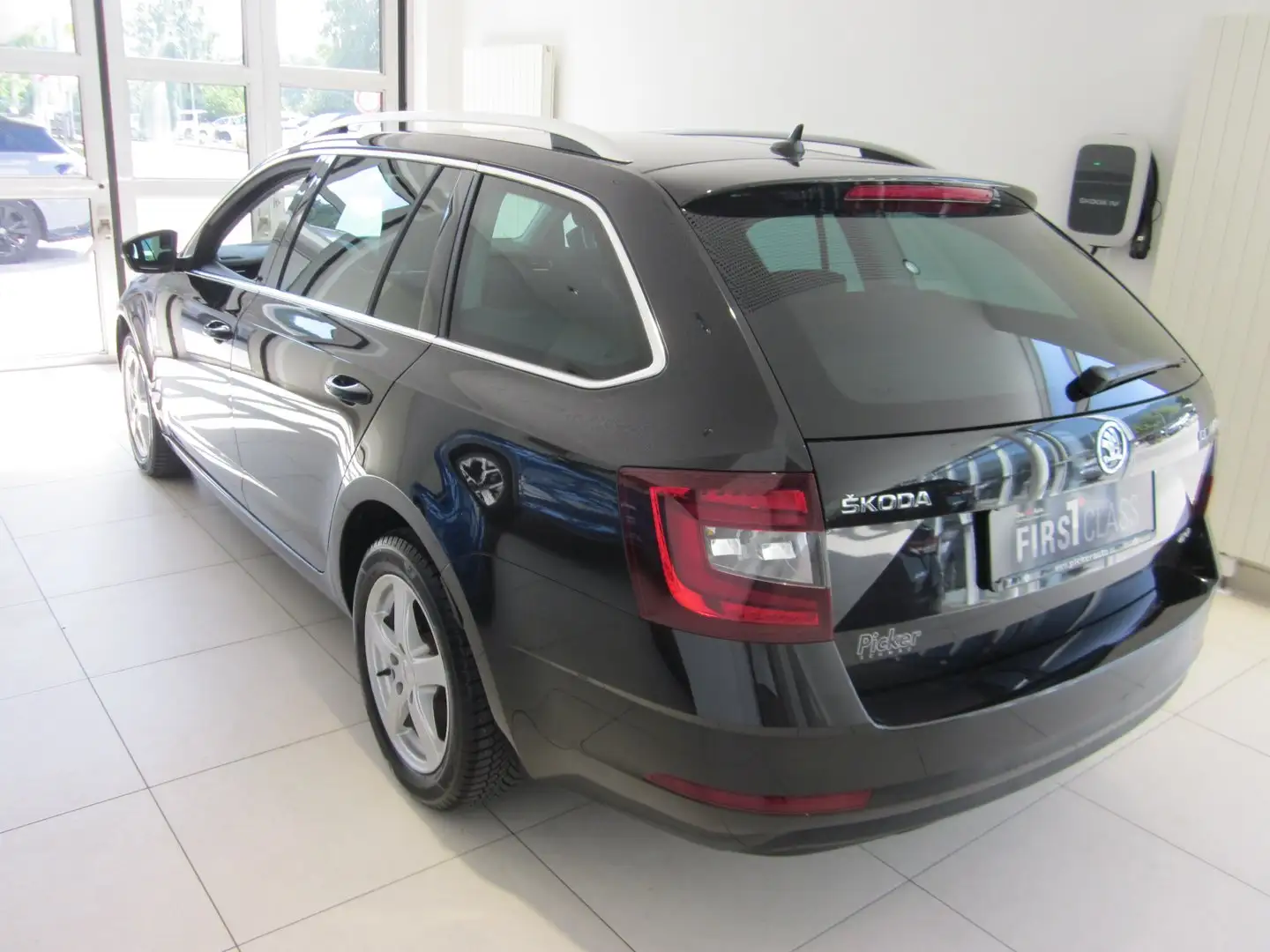 Skoda Octavia 4x4 Style Limited TDI DSG Zwart - 2