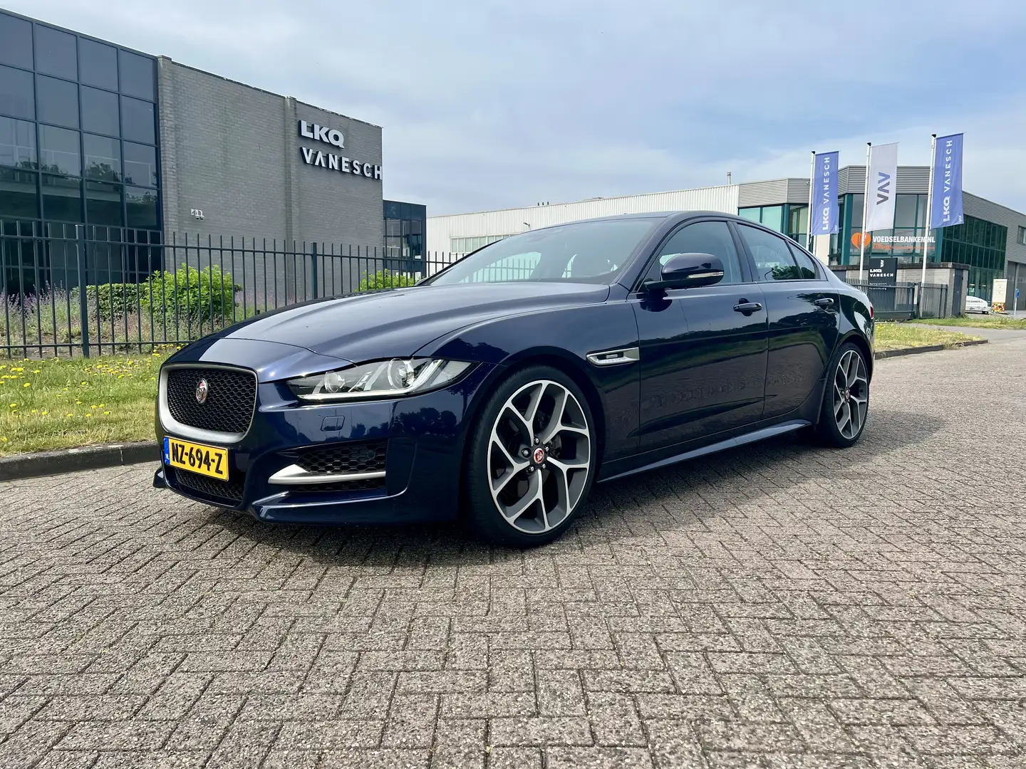 Jaguar XE 2.0 D Portfolio R-Sport 180pk zeer mooi Blauw - 1