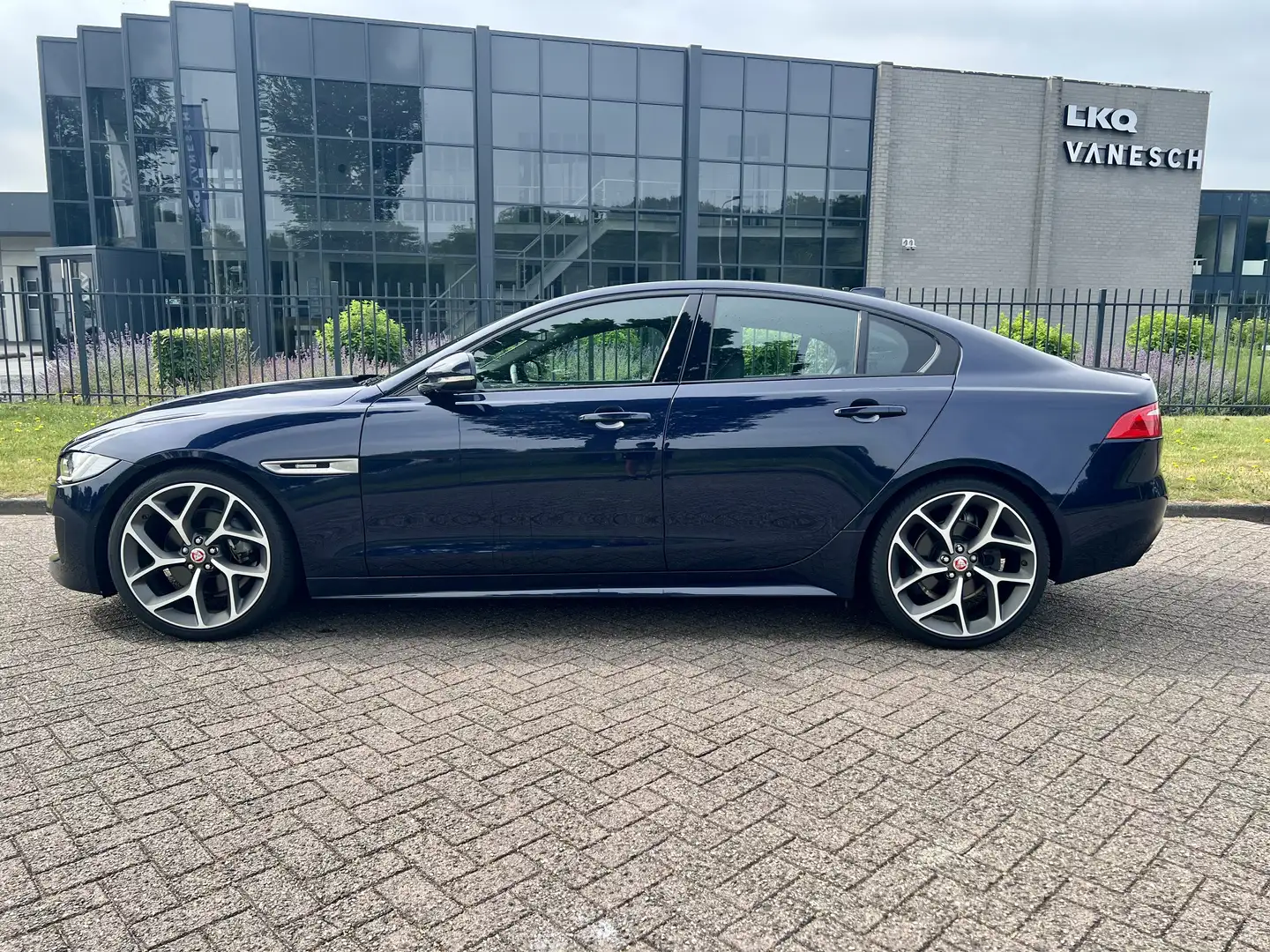 Jaguar XE 2.0 D Portfolio R-Sport 180pk zeer mooi Blauw - 2