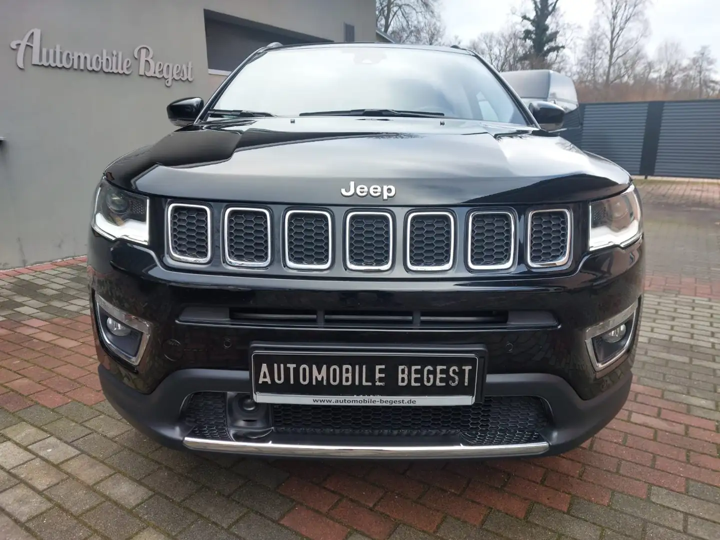 Jeep Compass 4x4+170PS+LEDER+19ZO+ACC+ERST 23TKM! Noir - 1