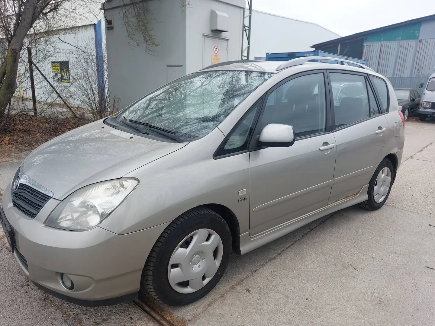 Toyota Corolla Verso Beige - 2