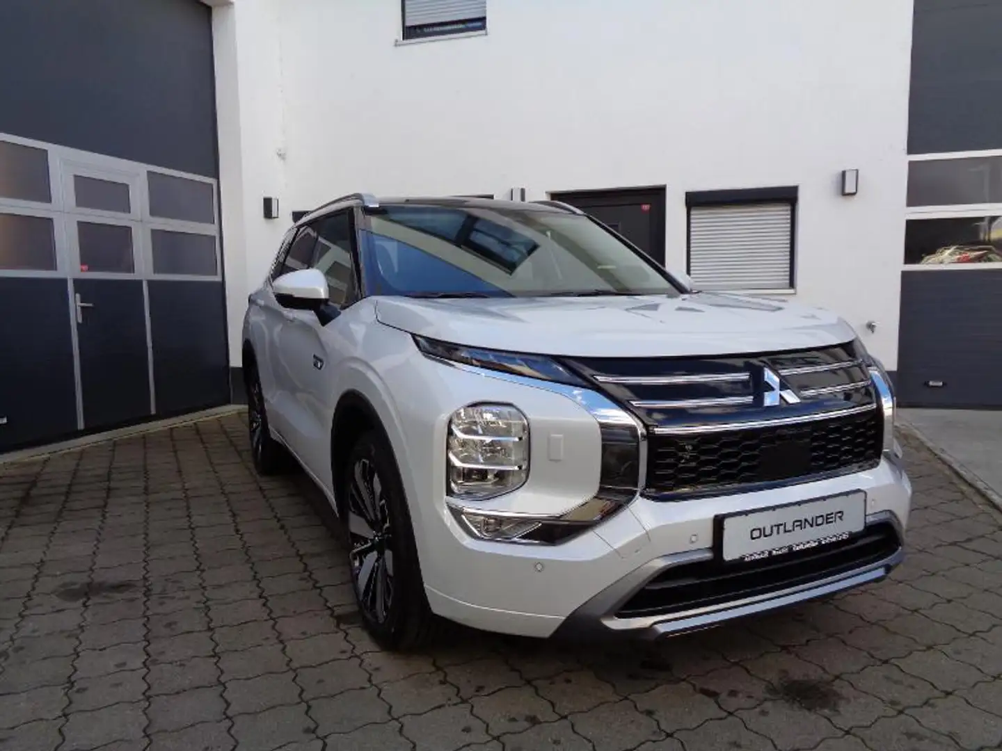 Mitsubishi Outlander 2.4L PHEV TOP 2-Farb Weiß - 1