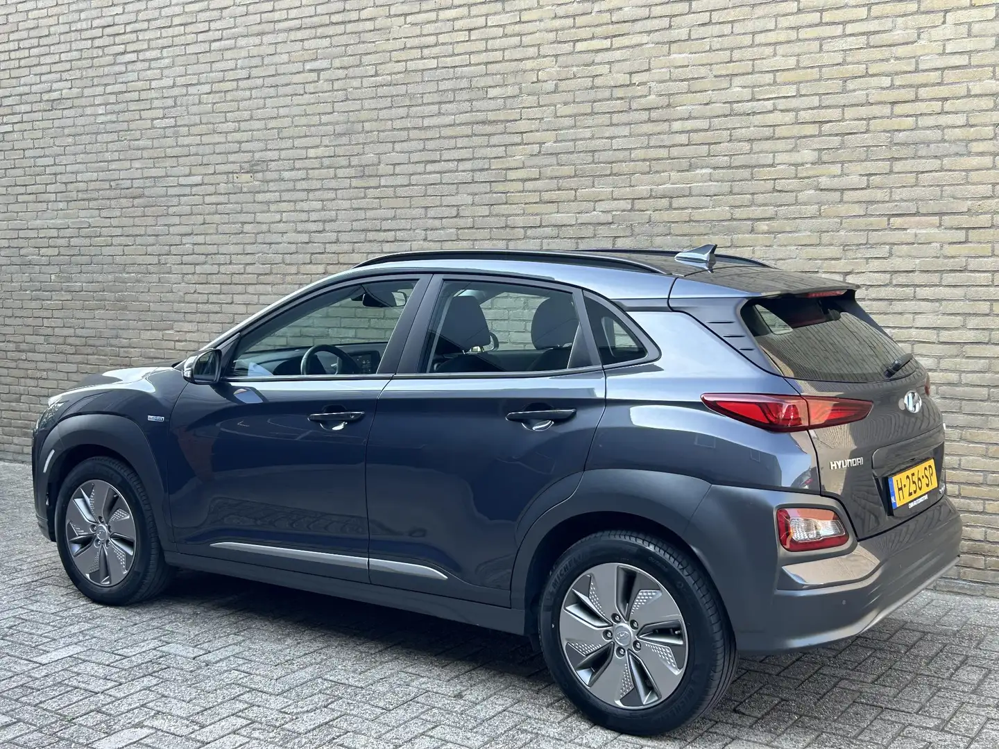 Hyundai KONA EV Comfort 64 kWh | 100% SOH | Adaptieve cruise | Grijs - 2