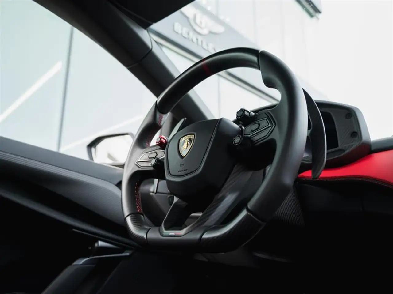Lamborghini Revuelto снимка Lamborghini Revuelto