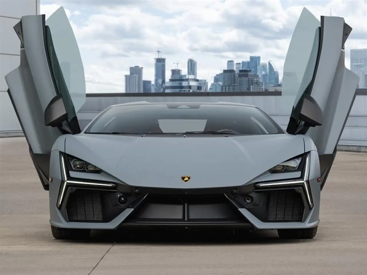 Lamborghini Revuelto снимка Lamborghini Revuelto