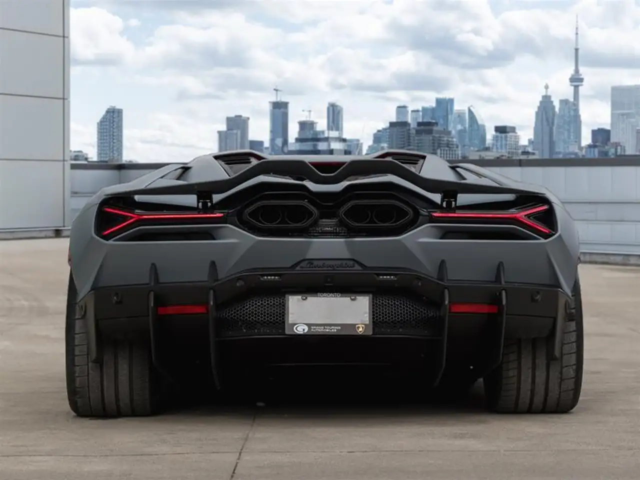 Lamborghini Revuelto снимка Lamborghini Revuelto