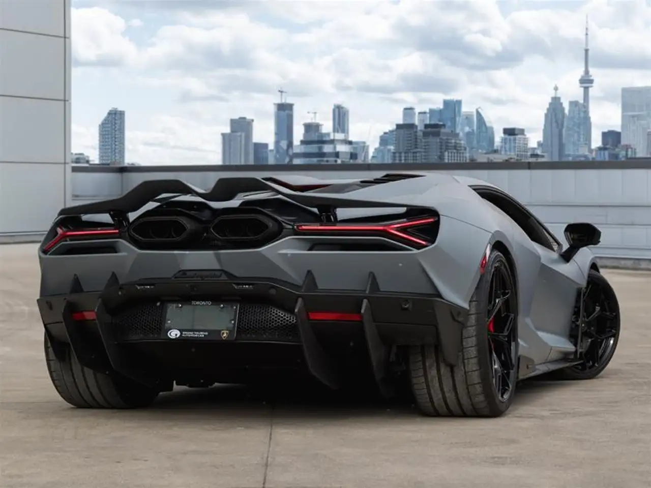 Lamborghini Revuelto снимка Lamborghini Revuelto