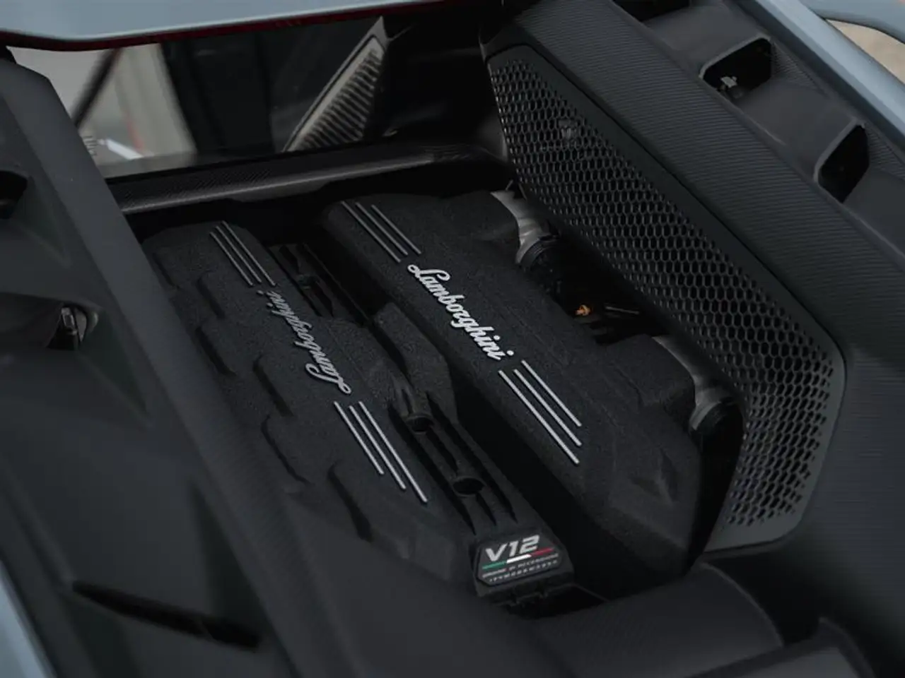 Lamborghini Revuelto снимка Lamborghini Revuelto