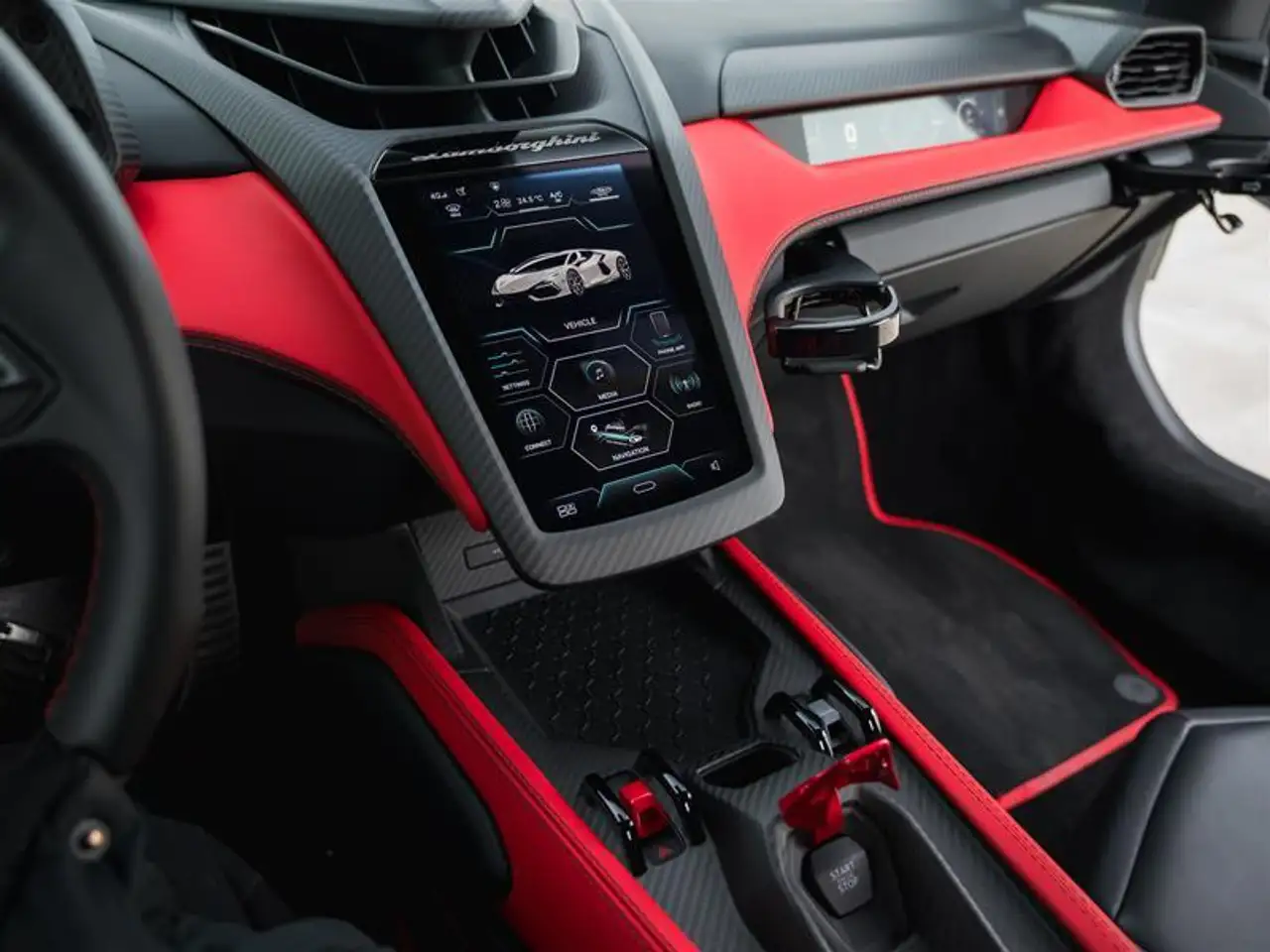Lamborghini Revuelto снимка Lamborghini Revuelto