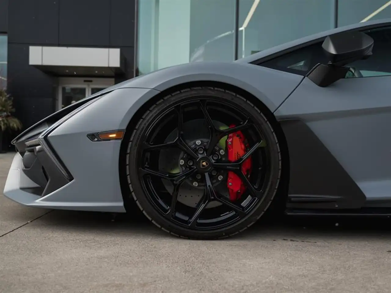 Lamborghini Revuelto снимка Lamborghini Revuelto