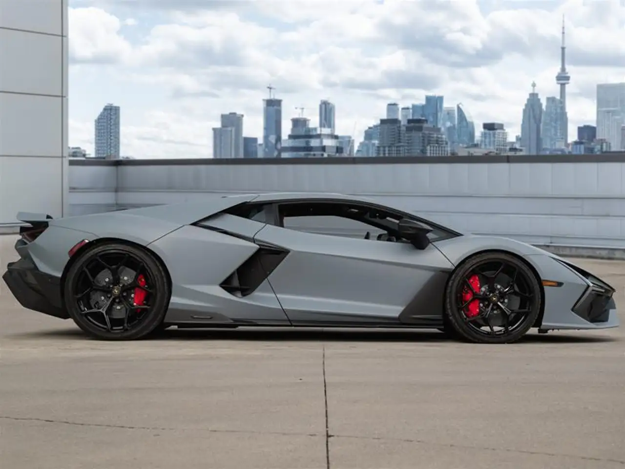 Lamborghini Revuelto снимка Lamborghini Revuelto