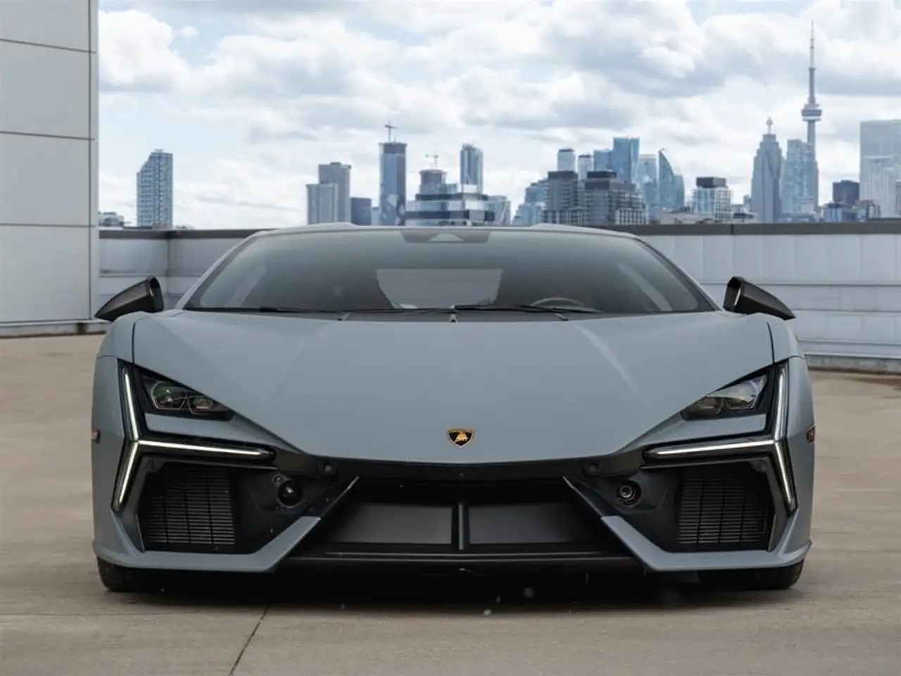 Lamborghini Revuelto снимка Lamborghini Revuelto