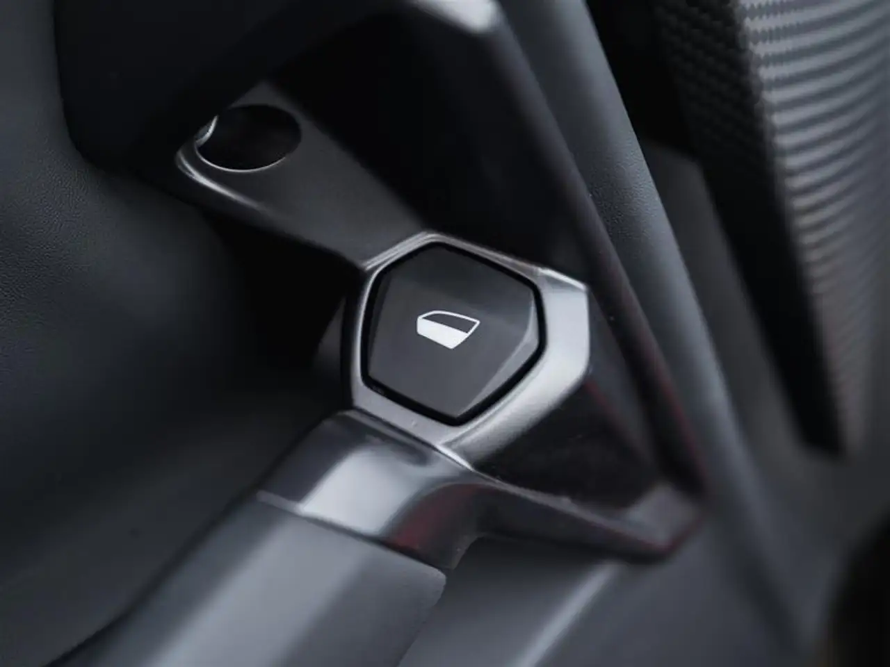 Lamborghini Revuelto снимка Lamborghini Revuelto