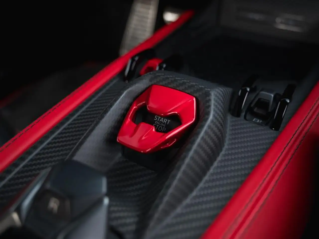 Lamborghini Revuelto снимка Lamborghini Revuelto