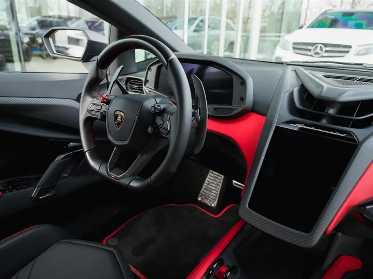 Lamborghini Revuelto снимка Lamborghini Revuelto