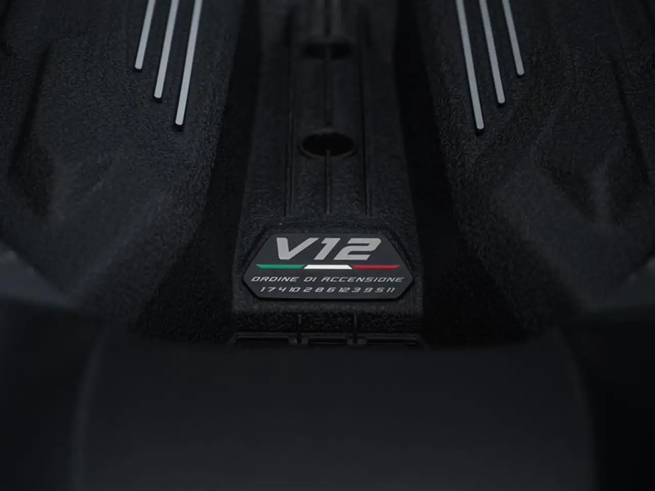 Lamborghini Revuelto снимка Lamborghini Revuelto