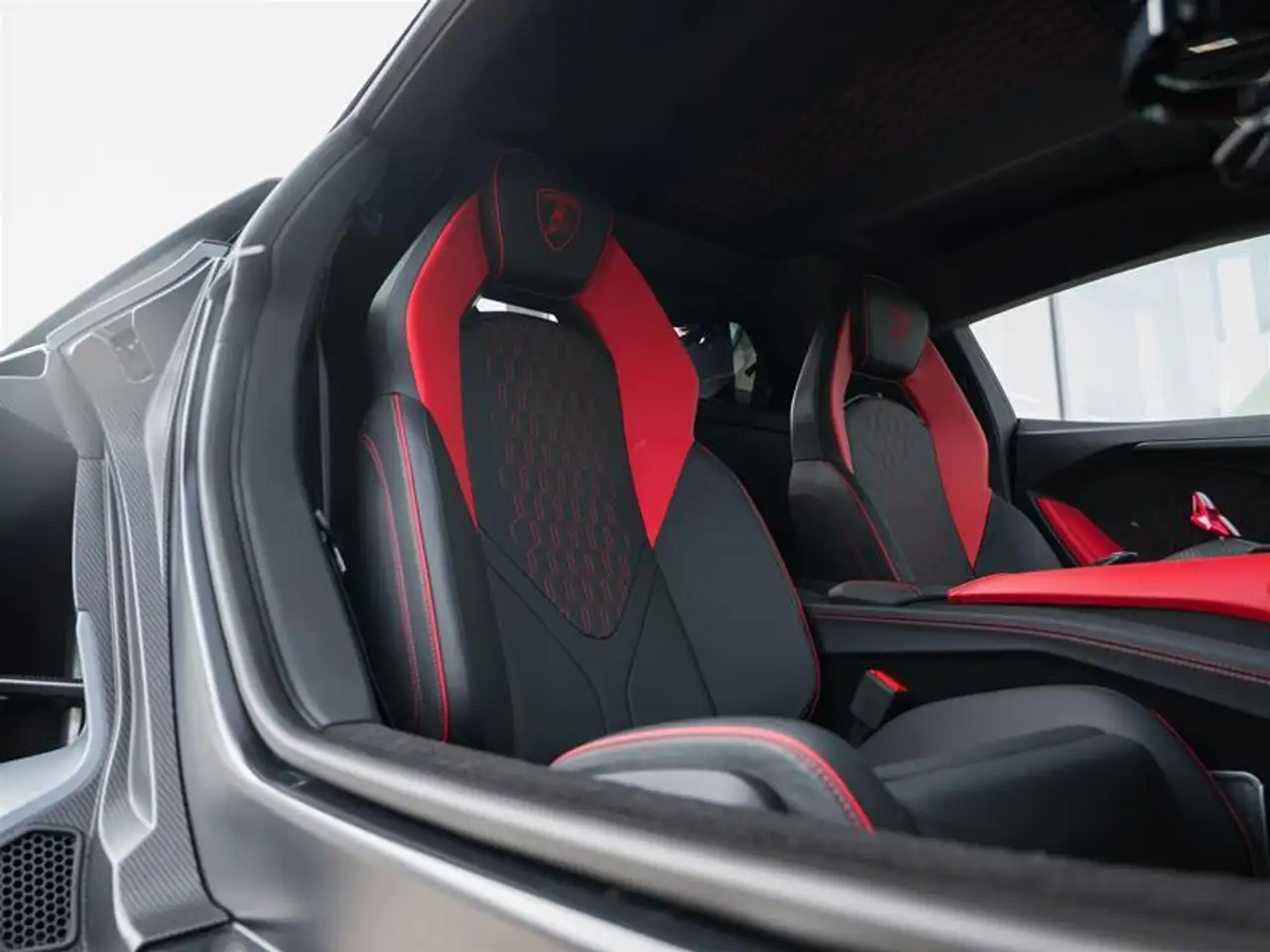 Lamborghini Revuelto снимка Lamborghini Revuelto