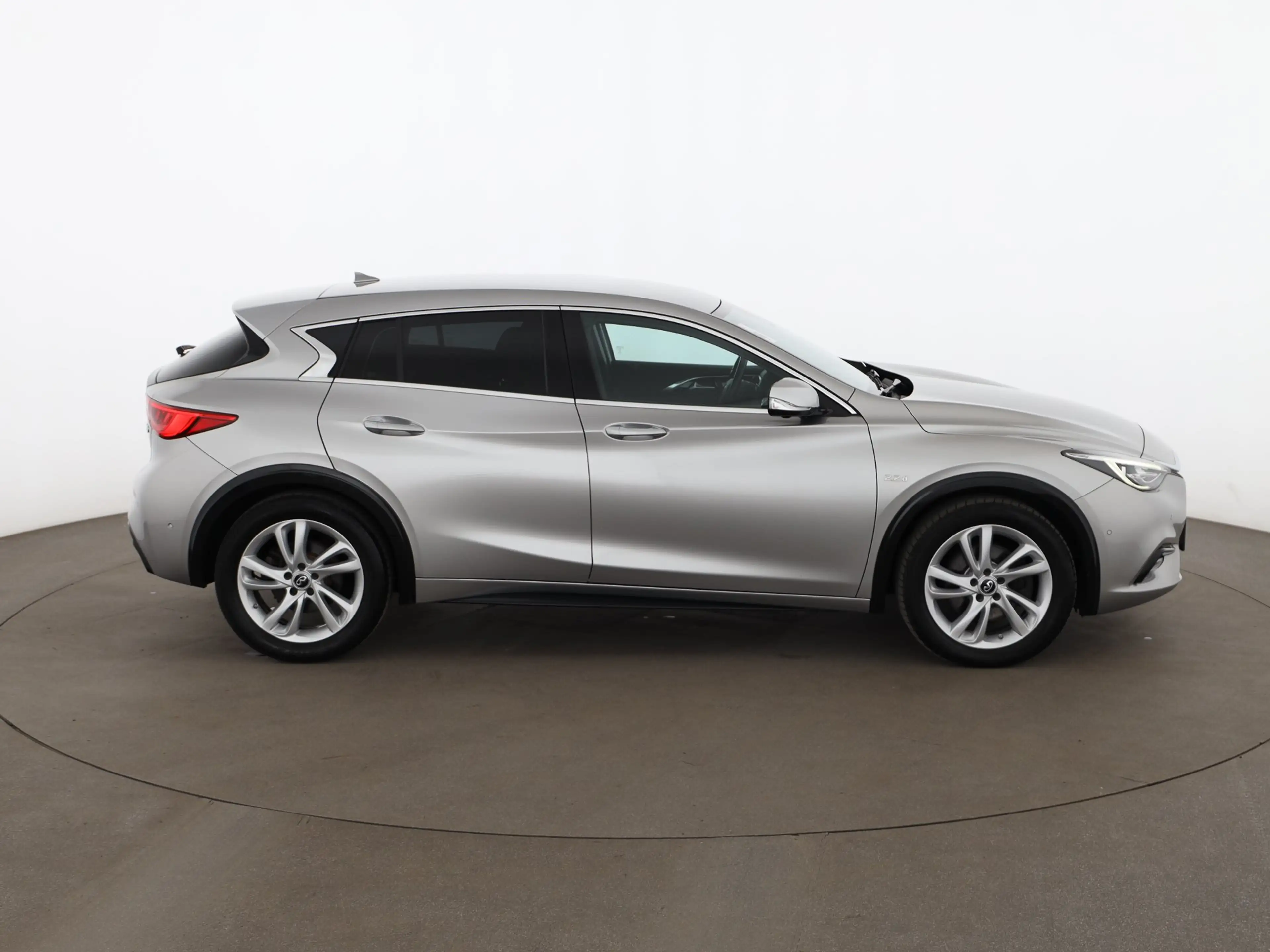 Infiniti Q30 2.2d Aut NAVI SITZHZG TEMPOMAT PARKHILFE — photo 4