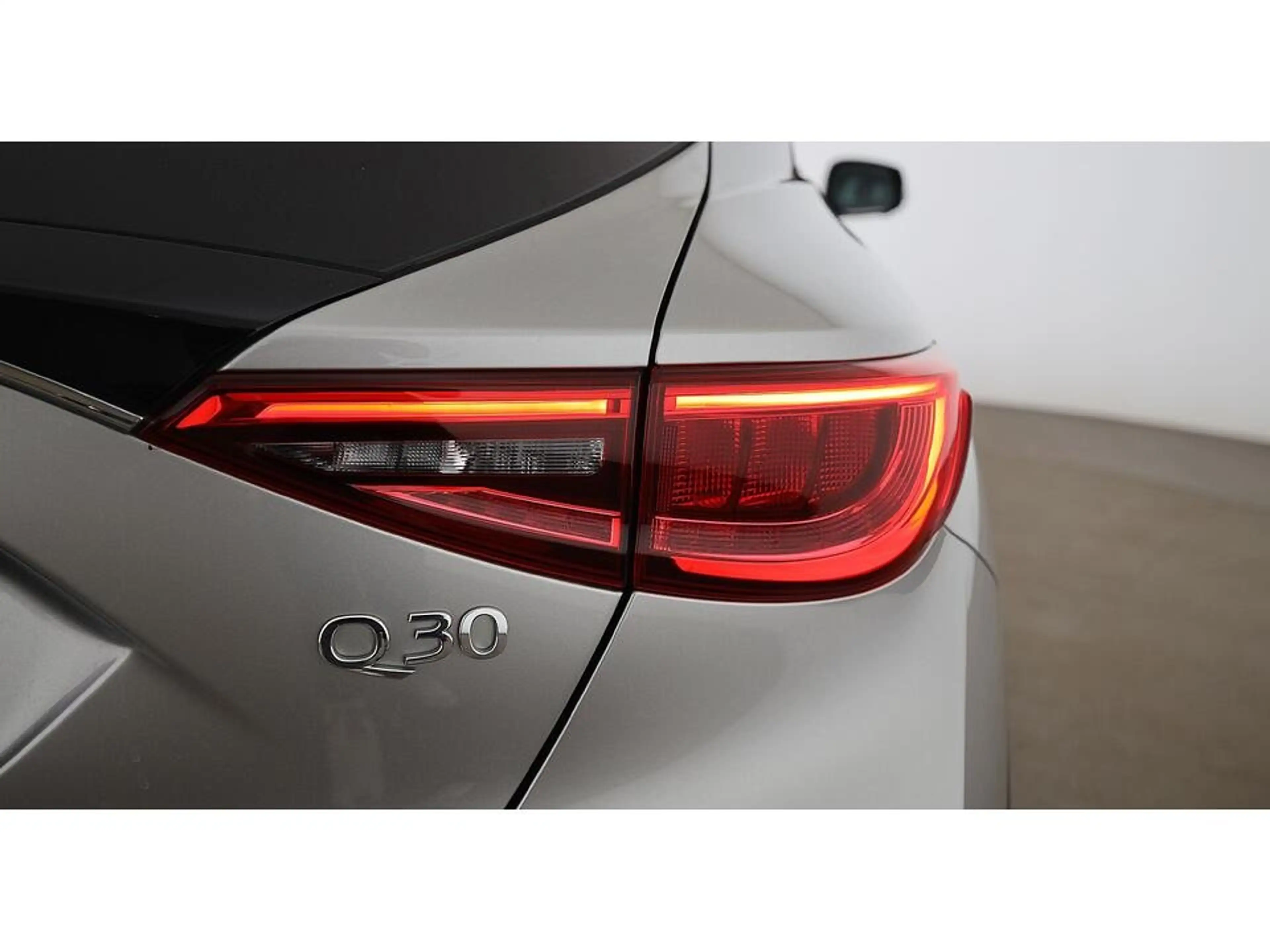 Infiniti Q30 2.2d Aut NAVI SITZHZG TEMPOMAT PARKHILFE — photo 9
