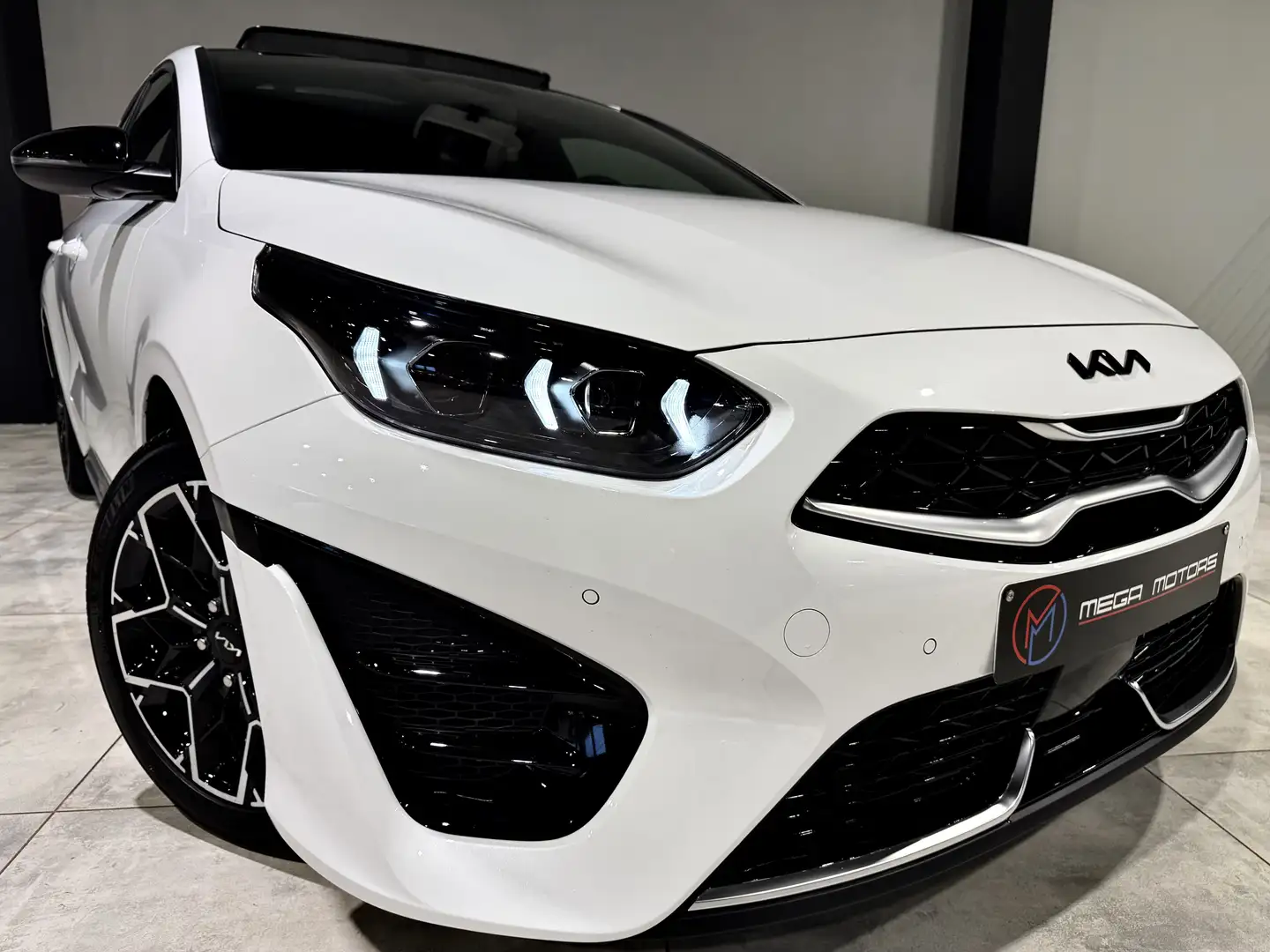 Kia ProCeed / pro_cee'd 1.5i TURBO GT-LiNE PANO B.AUTO F1 CARPLAY DiSTRO++ Blanc - 1