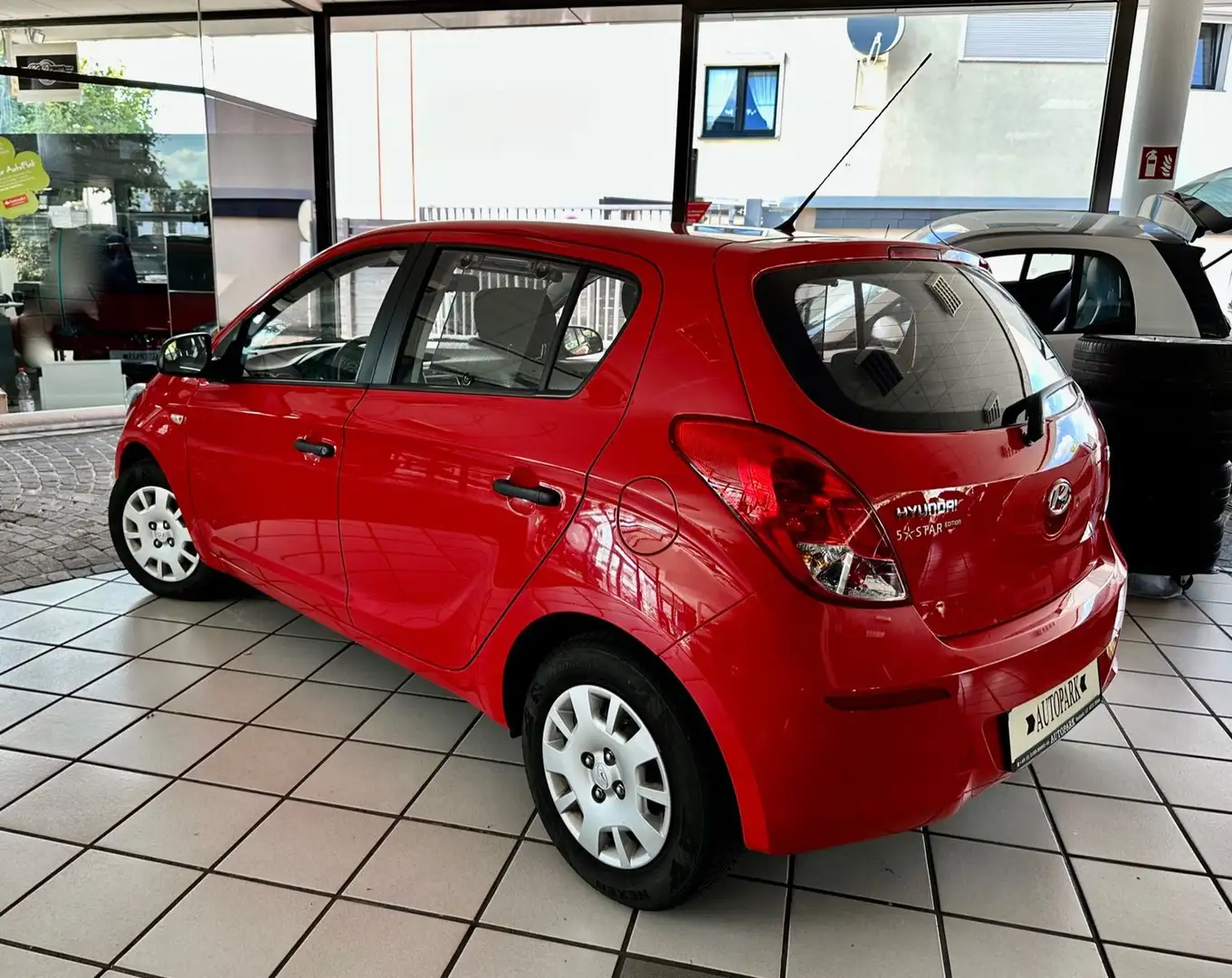 Hyundai i20 5 Star Edition  Klima 5-türig 32.240km! Red - 2