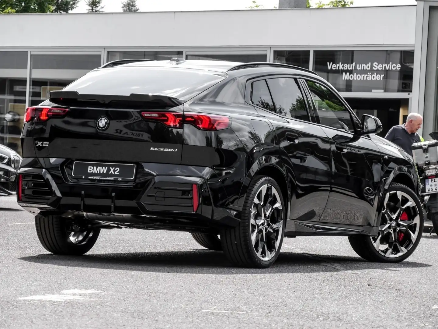 BMW X2 sDrive20d M Sport HUD PANO ACC AHK U10 Schwarz - 2
