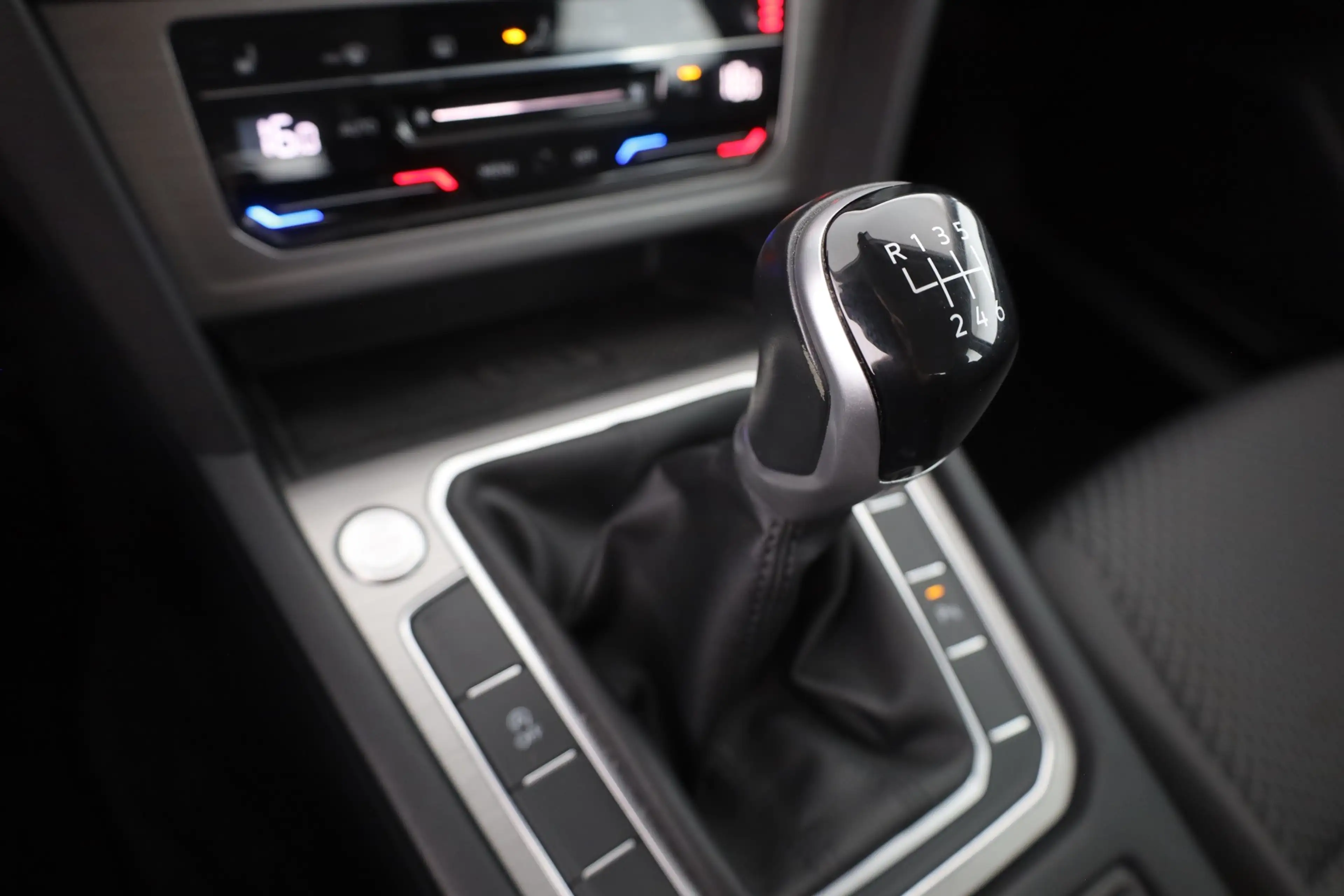 Volkswagen Passat Variant 2.0 TDI LED Navi ACC Kamera DAB — photo 13