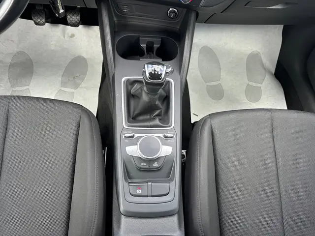 Audi Q2 view 8