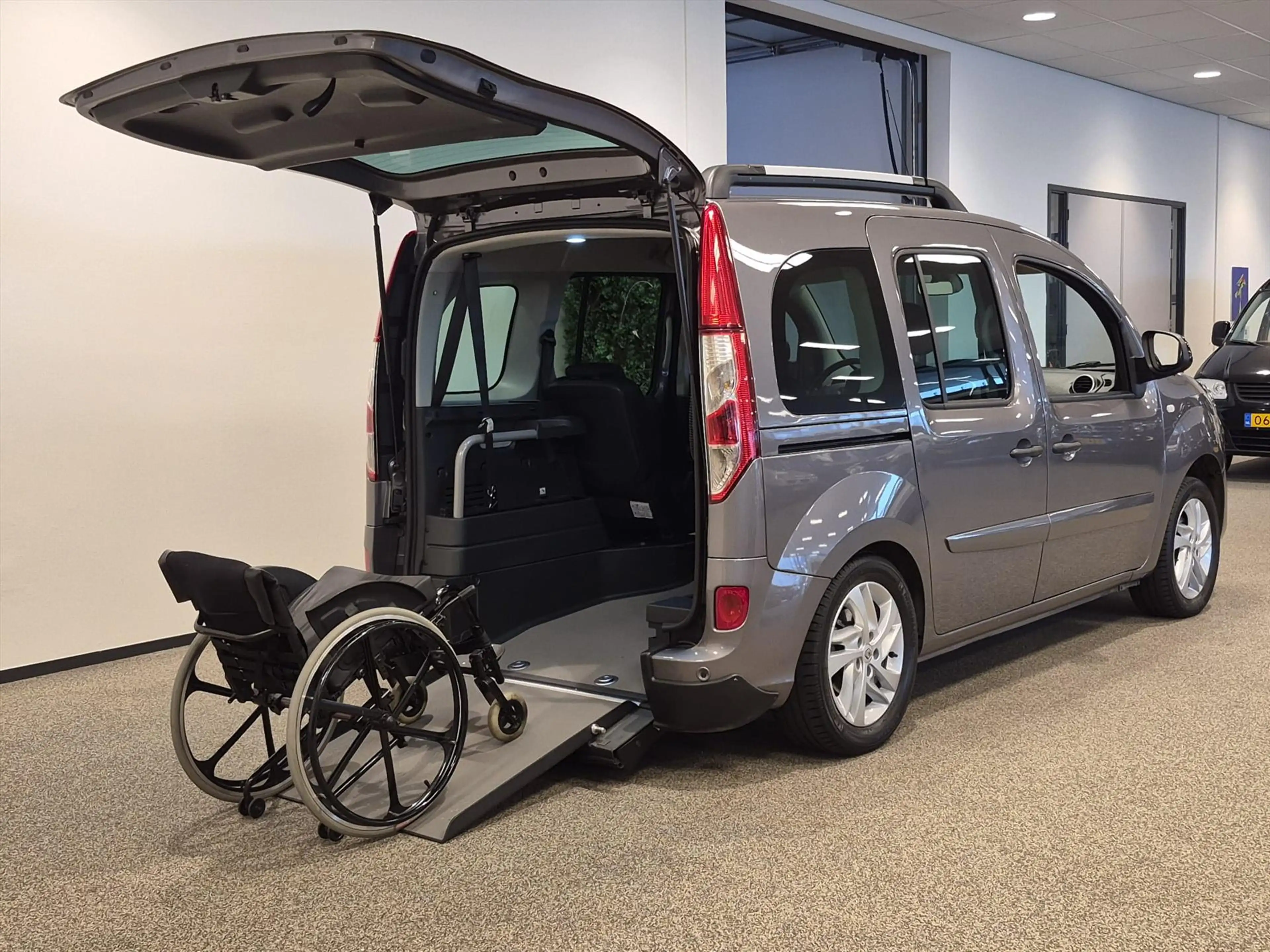 Renault Kangoo Rolstoelauto Automaat 3+1 incl. luchtvering — photo 8