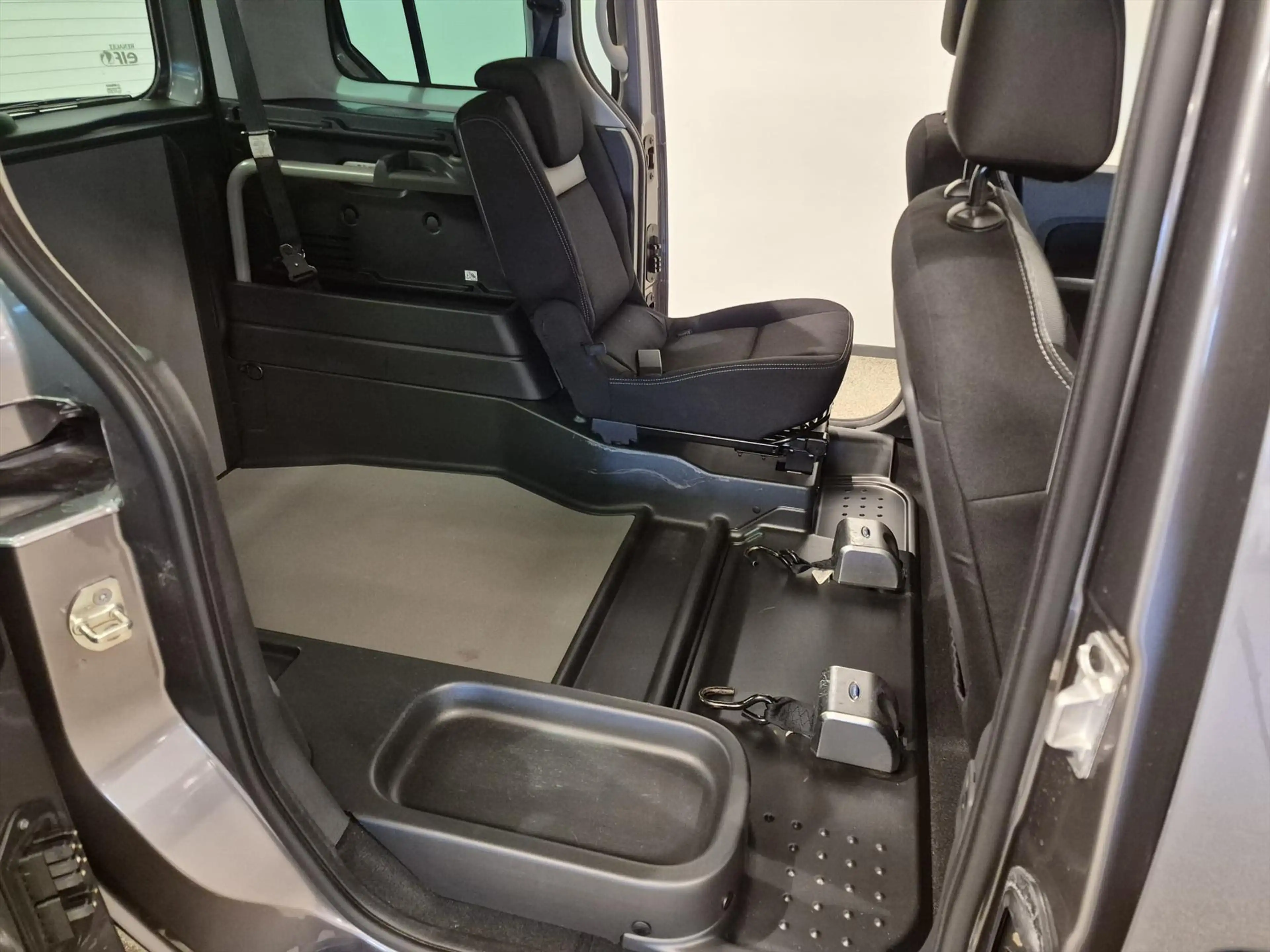 Renault Kangoo Rolstoelauto Automaat 3+1 incl. luchtvering — photo 4