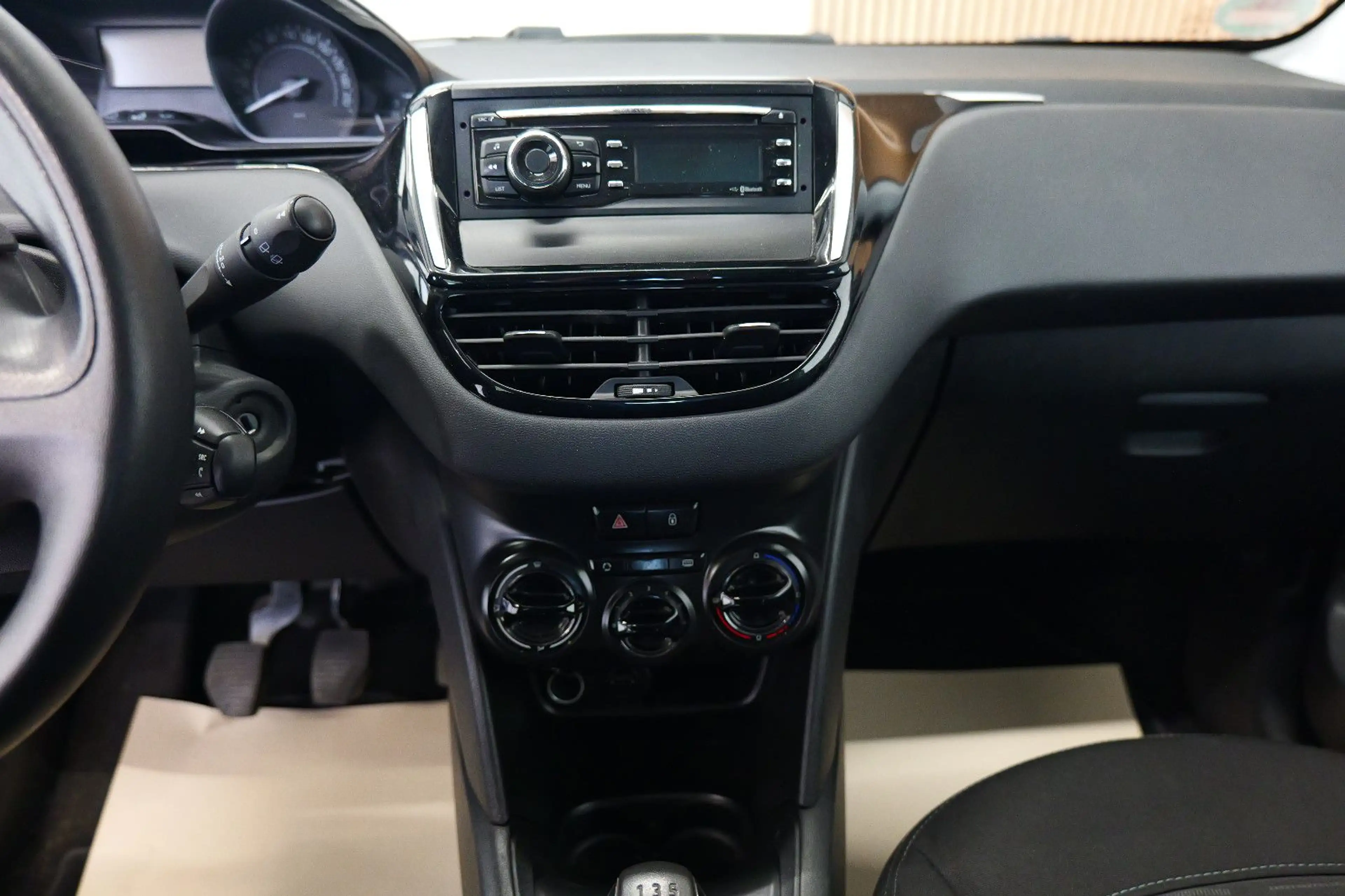 Peugeot 208 1.2 PureTech Access TEMP/KLIMA/ZV+TÜV 07.27 — photo 12