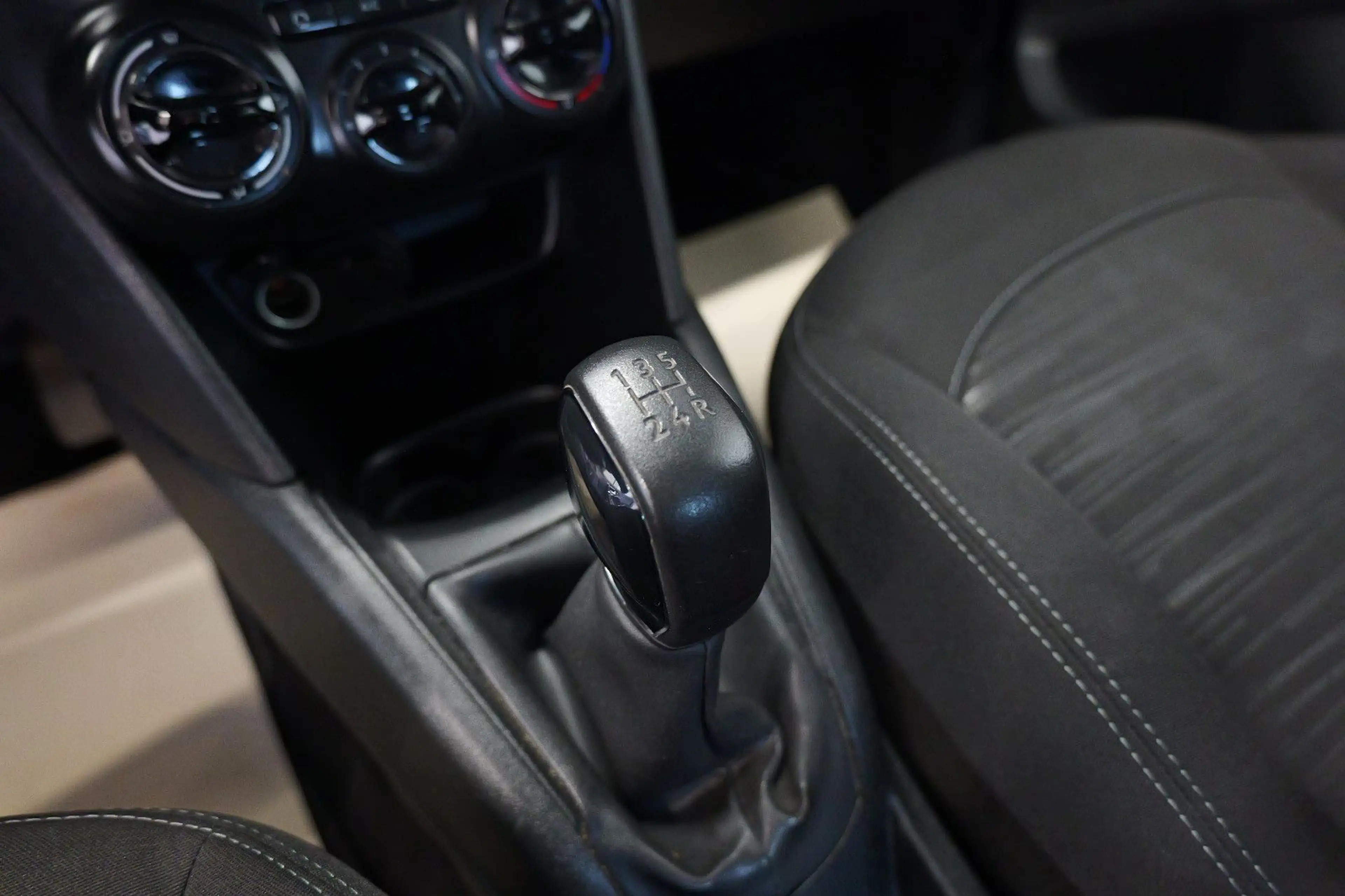 Peugeot 208 1.2 PureTech Access TEMP/KLIMA/ZV+TÜV 07.27 — photo 14