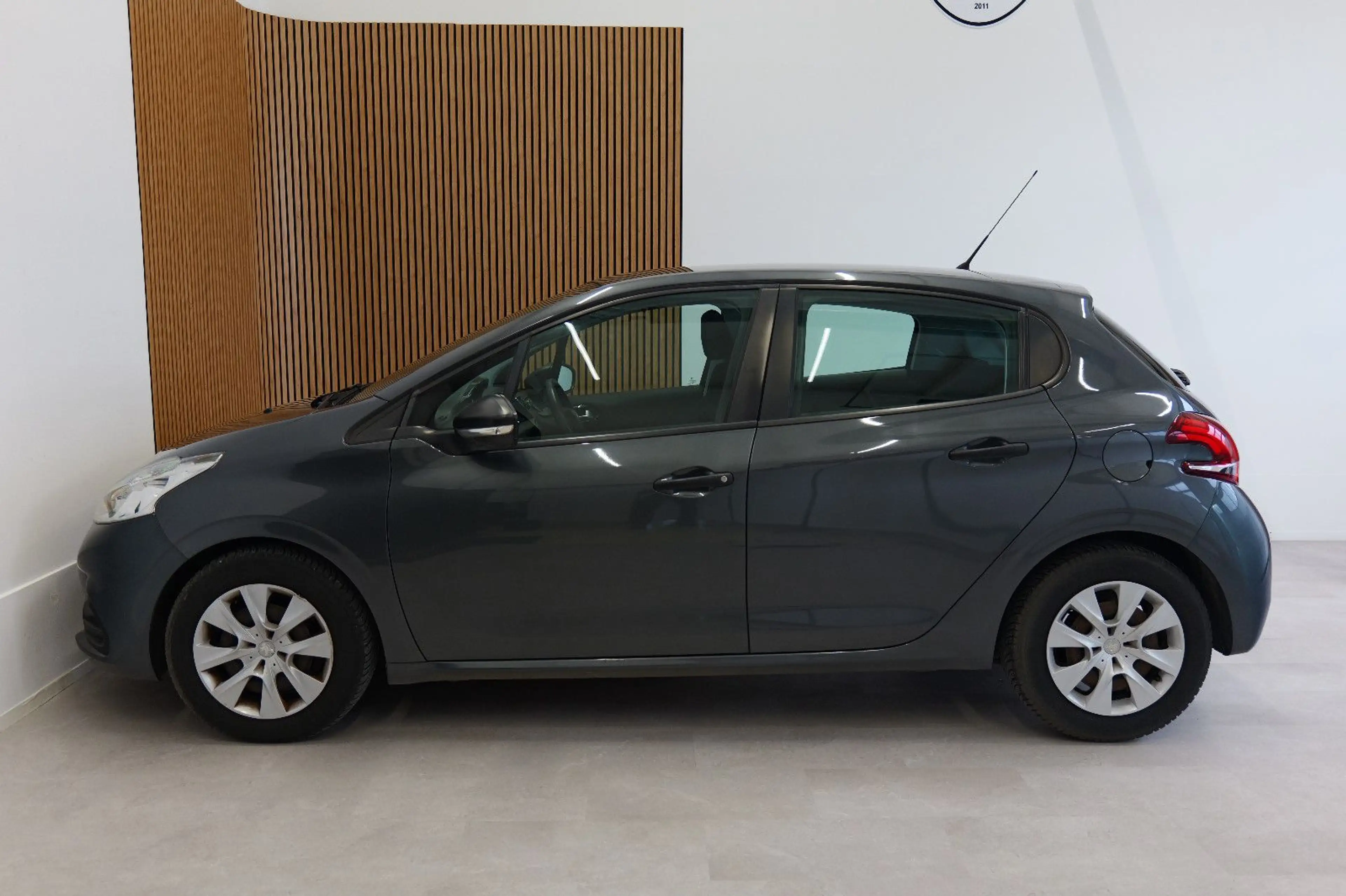 Peugeot 208 1.2 PureTech Access TEMP/KLIMA/ZV+TÜV 07.27 — photo 6