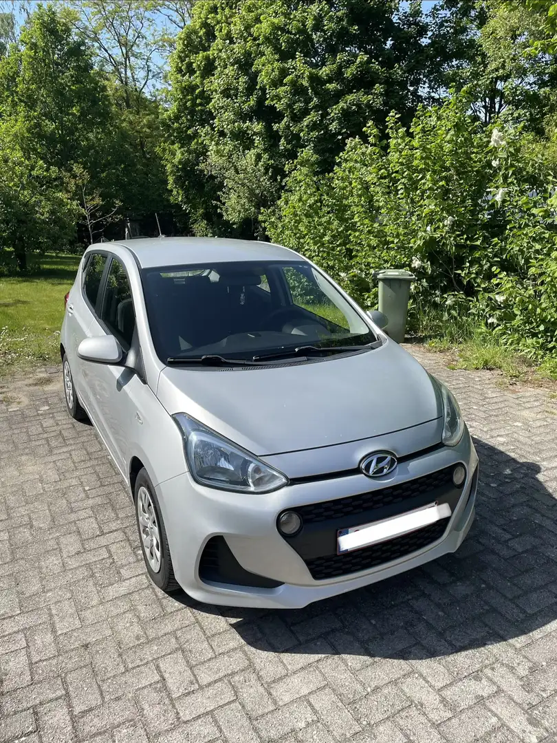Hyundai i10 1.0i Fun Gris - 1