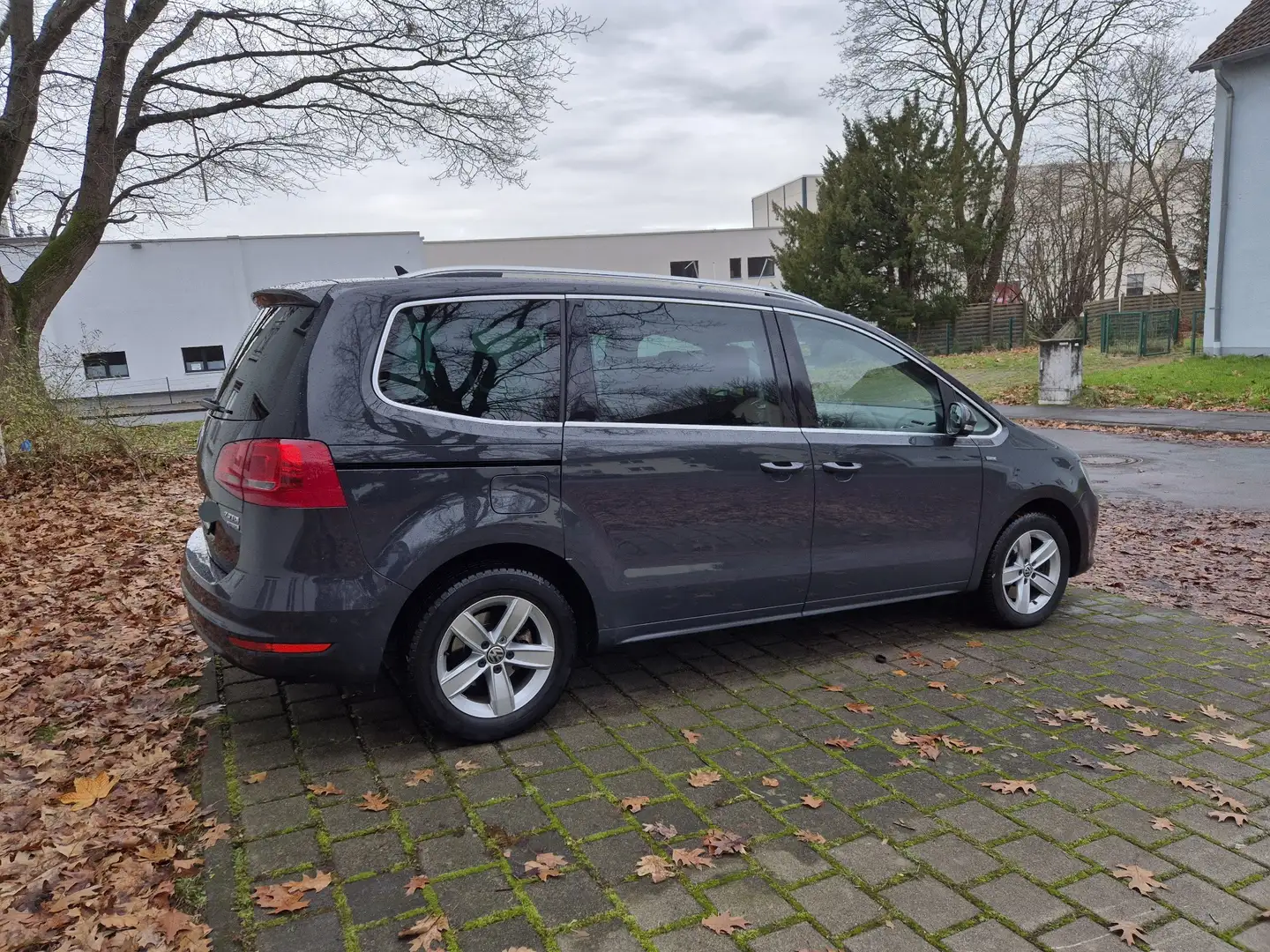 Volkswagen Sharan 2.0 TDI 4Motion Blue Motion Life Grau - 2