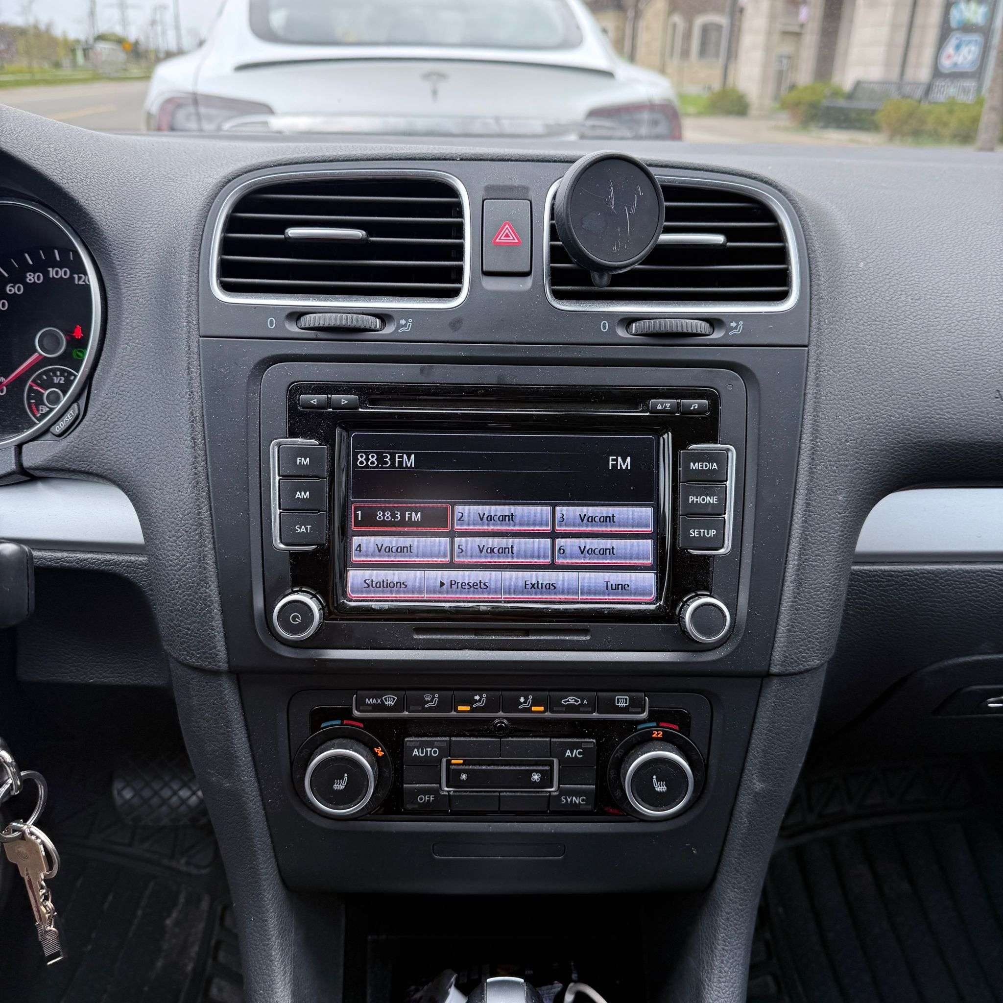 2013 Volkswagen Golf Wolfsburg Edition alt 3