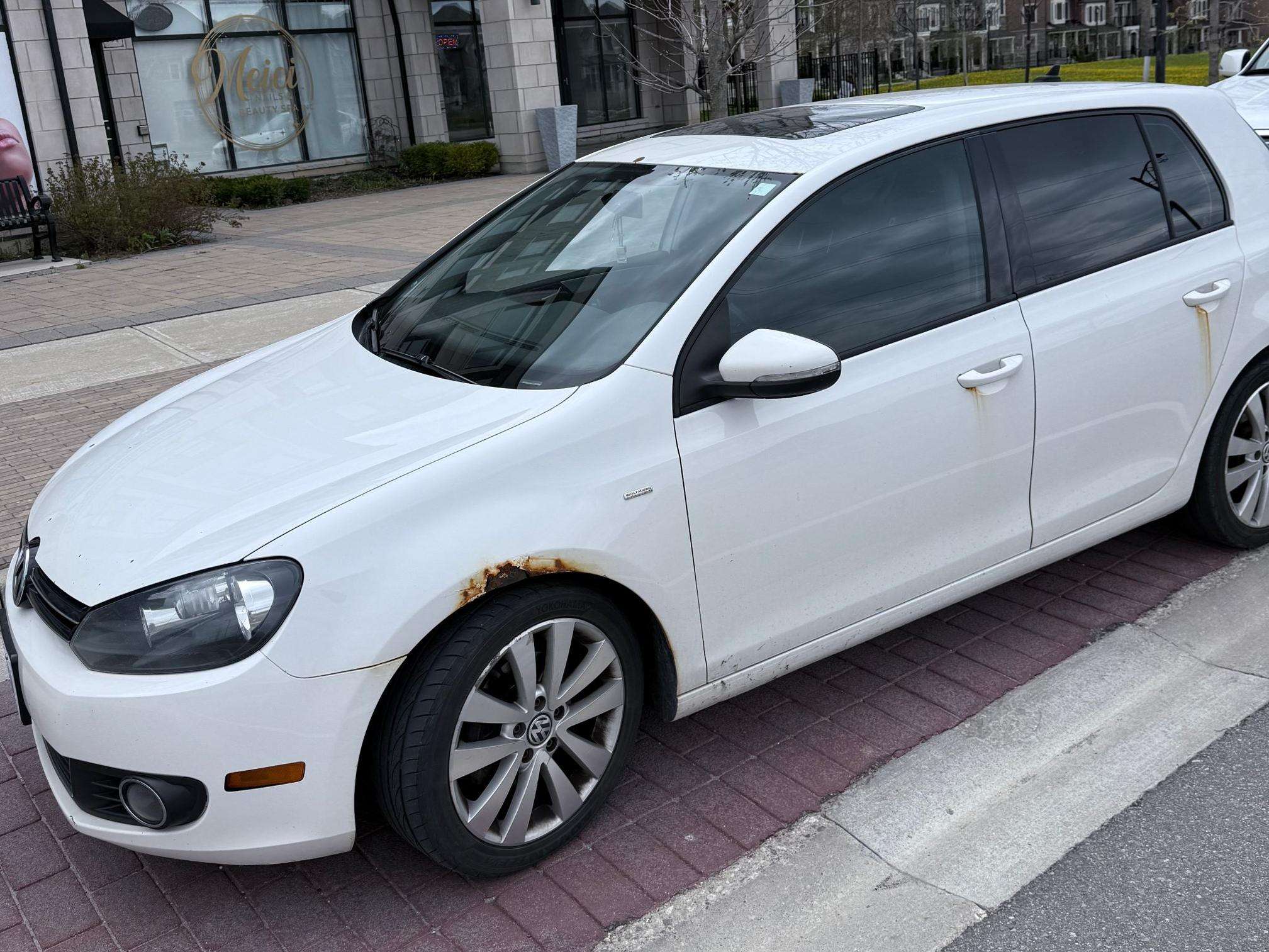 2013 Volkswagen Golf Wolfsburg Edition thumb 6