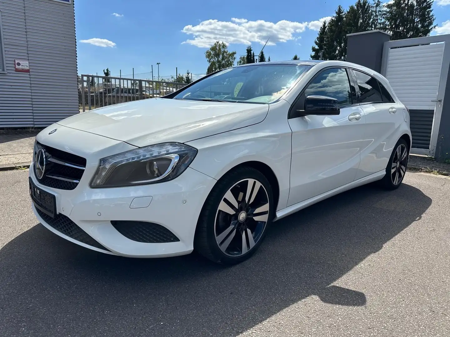 Mercedes-Benz A 180 Urban 1.6 Benzin BlueEfficiency LED Panorana Nav Weiß - 1