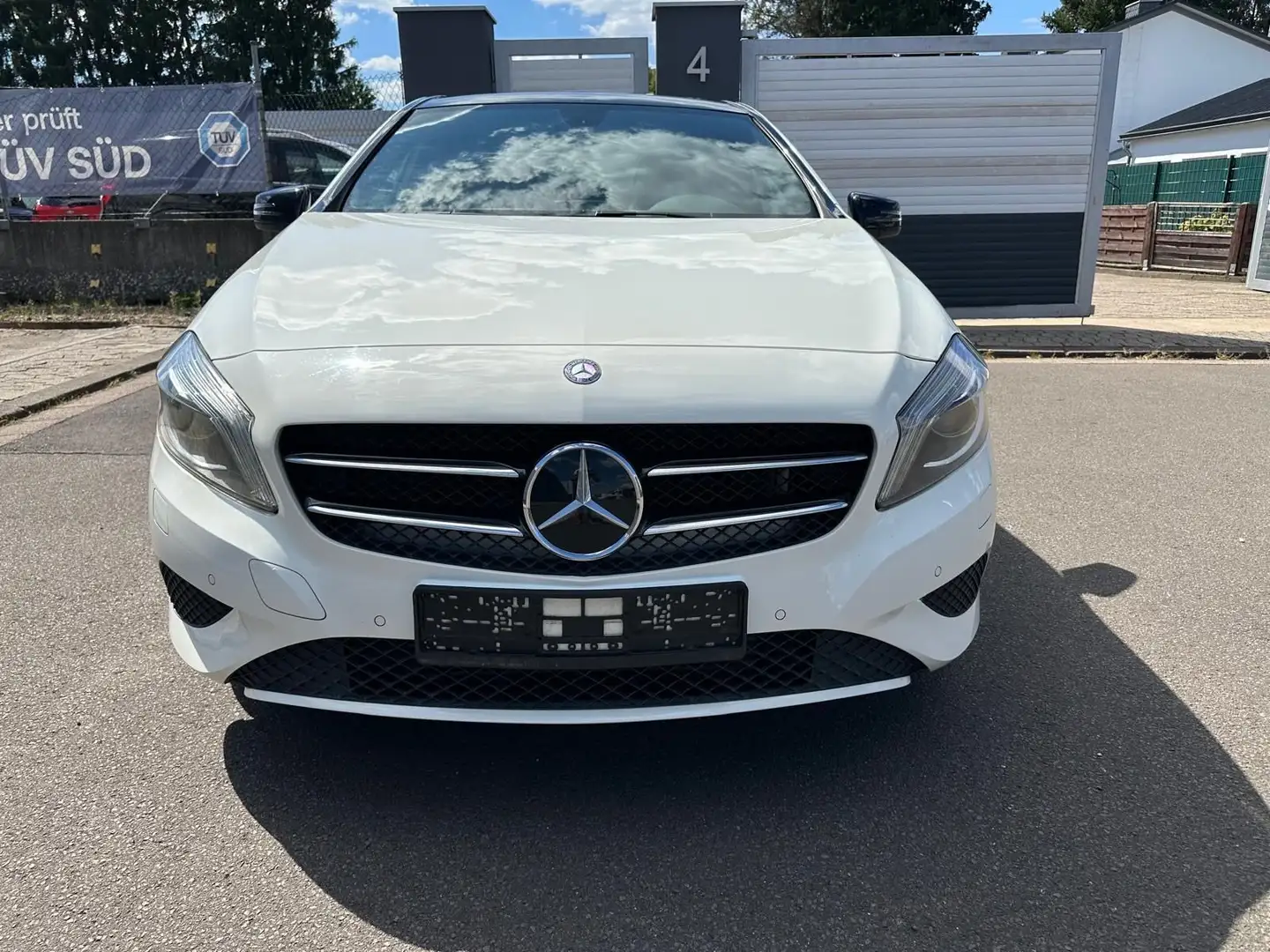 Mercedes-Benz A 180 Urban 1.6 Benzin BlueEfficiency LED Panorana Nav Weiß - 2