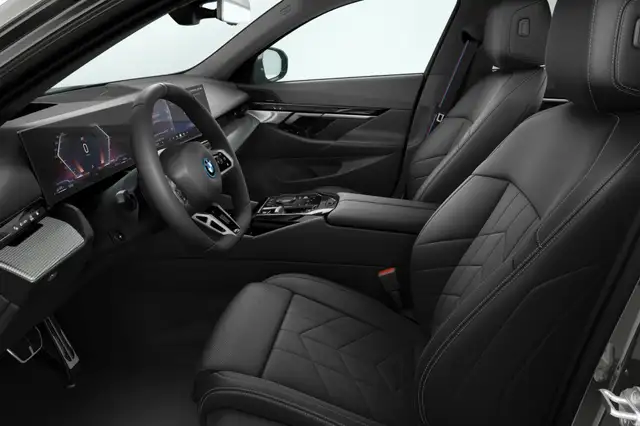 BMW 5 Series view 4