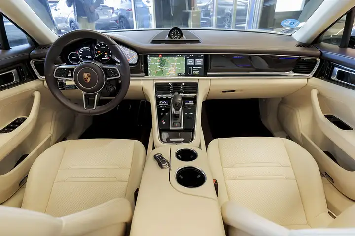 Porsche Panamera 4 E-Hybrid 2018, foto 6