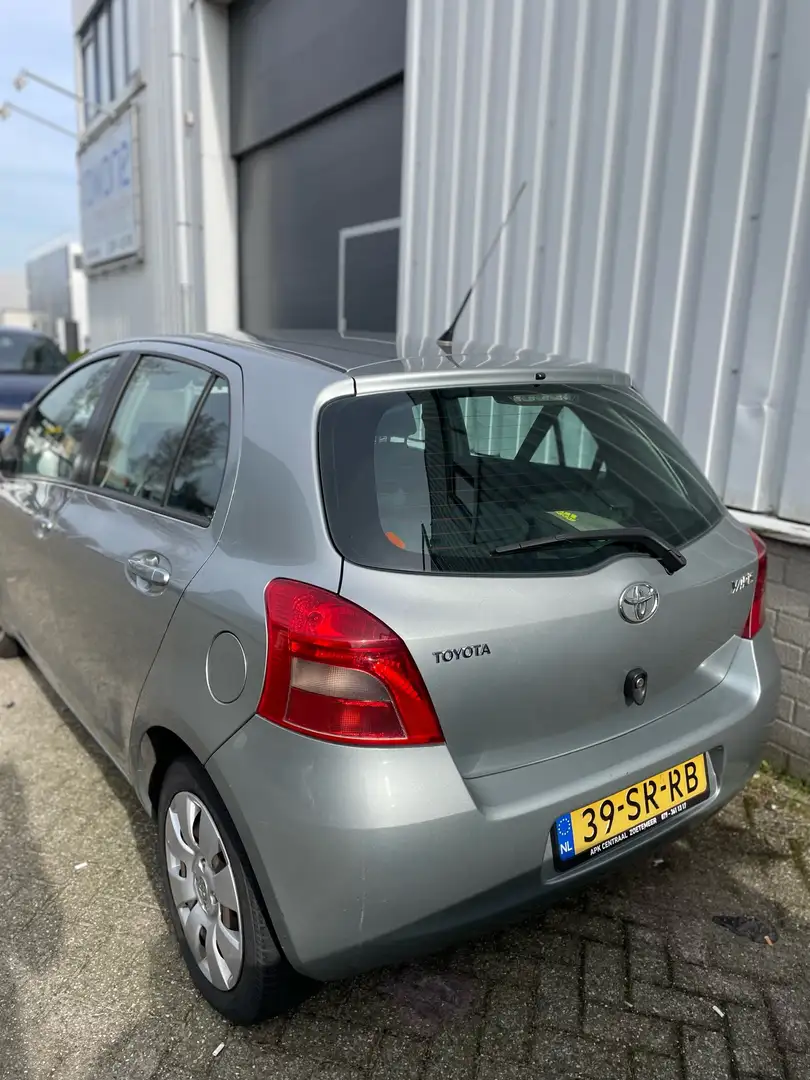 Toyota Yaris 1.3 VVT-i Executive Grijs - 2