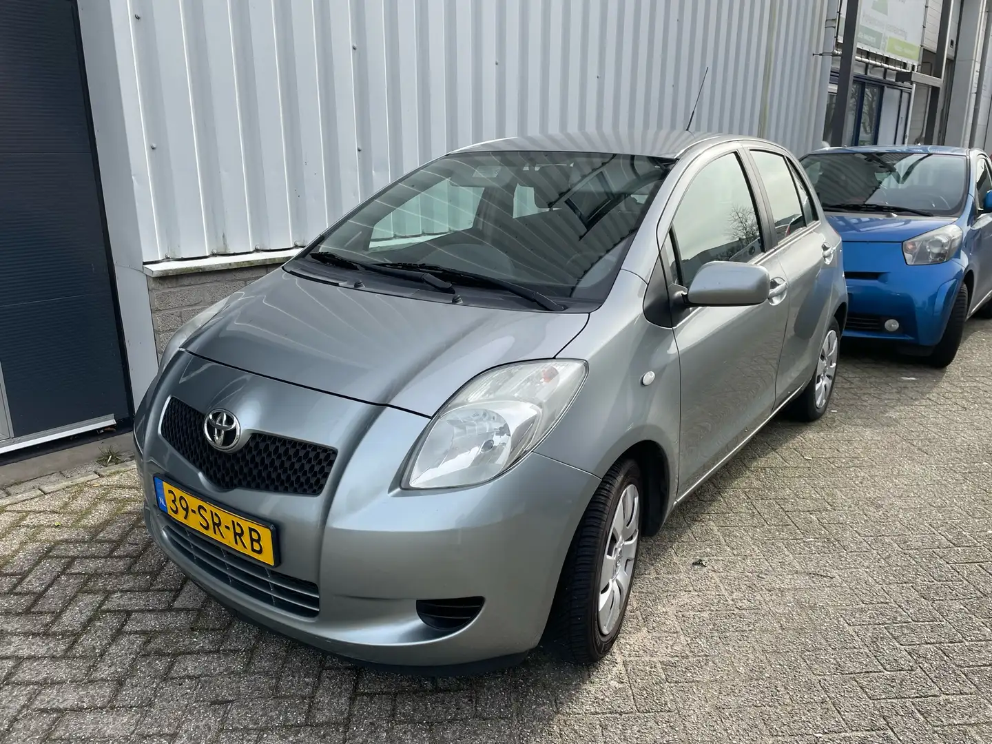 Toyota Yaris 1.3 VVT-i Executive Grijs - 1