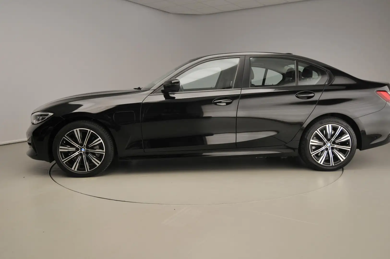 BMW 330 3 Serie Sedan 330e eDrive Edition | High Executive Zwart - 2